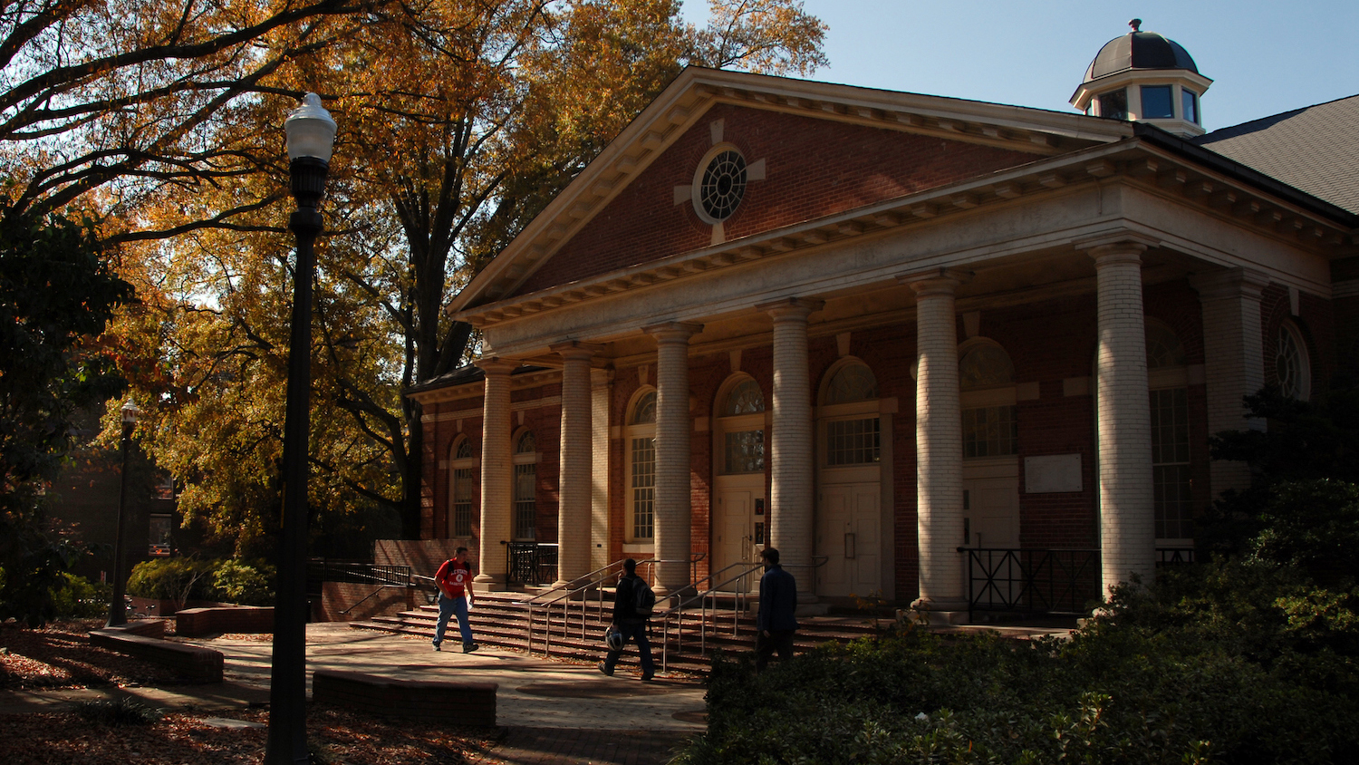 Students head to class in front of Leazar Hall. PHOTO BY ROGER WINSTEAD