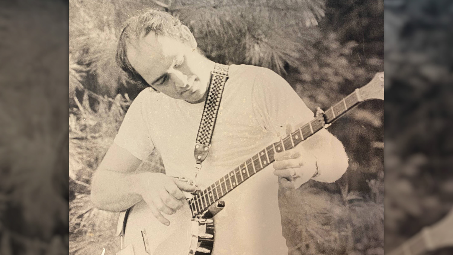 jack lancaster playing banjo