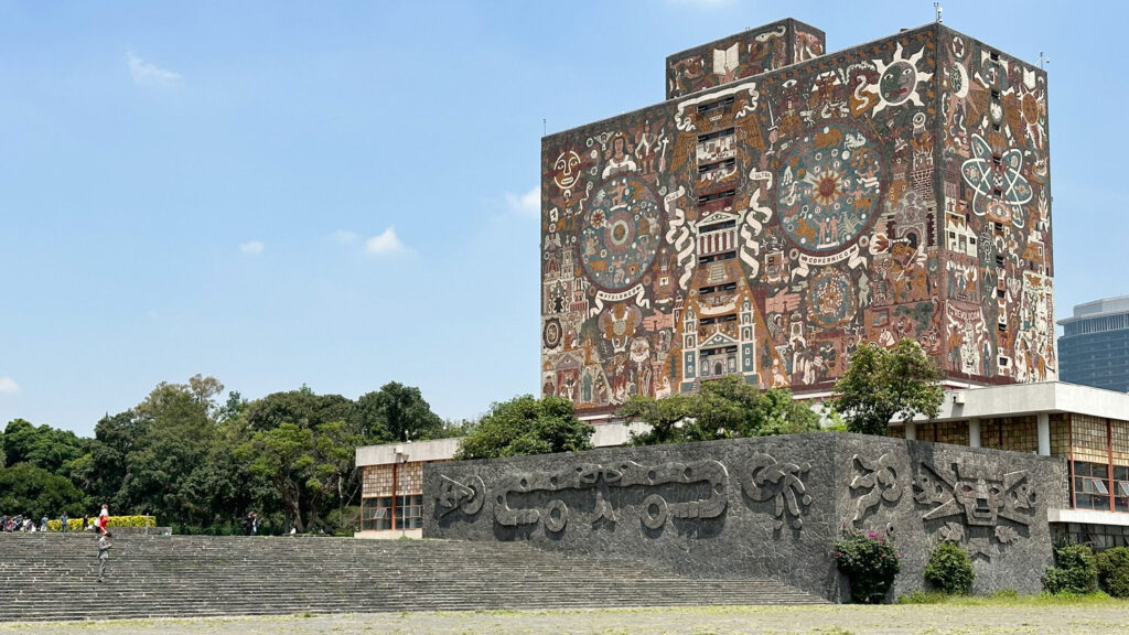 Students visited the Universidad Nacional Autónoma de México (UNAM), which incorporates elements of indigenous history into its many buildings.